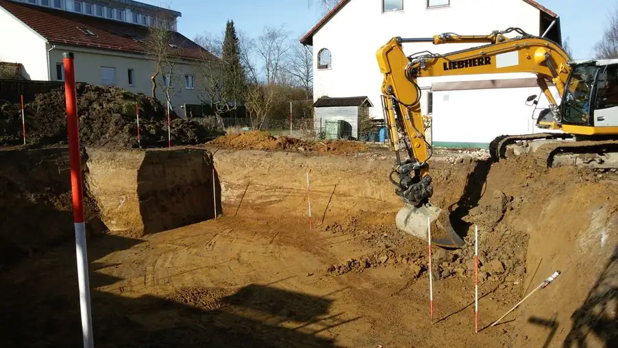 pelle hydraulique au travail sur les fondations d'une maison à Bordeaux